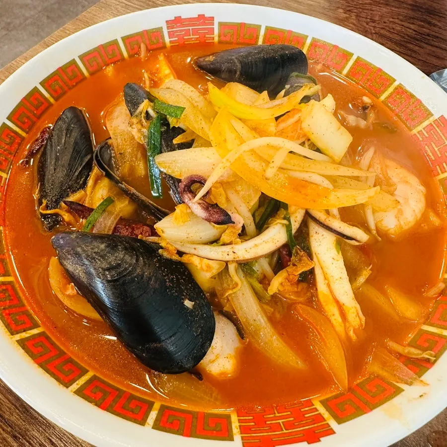 Noodles lifted from the seafood jjamppong bowl