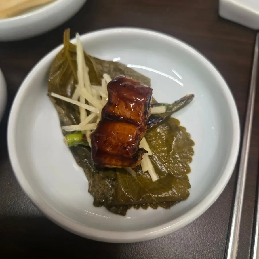 장어솥밥과 함께 차려진 한 끼