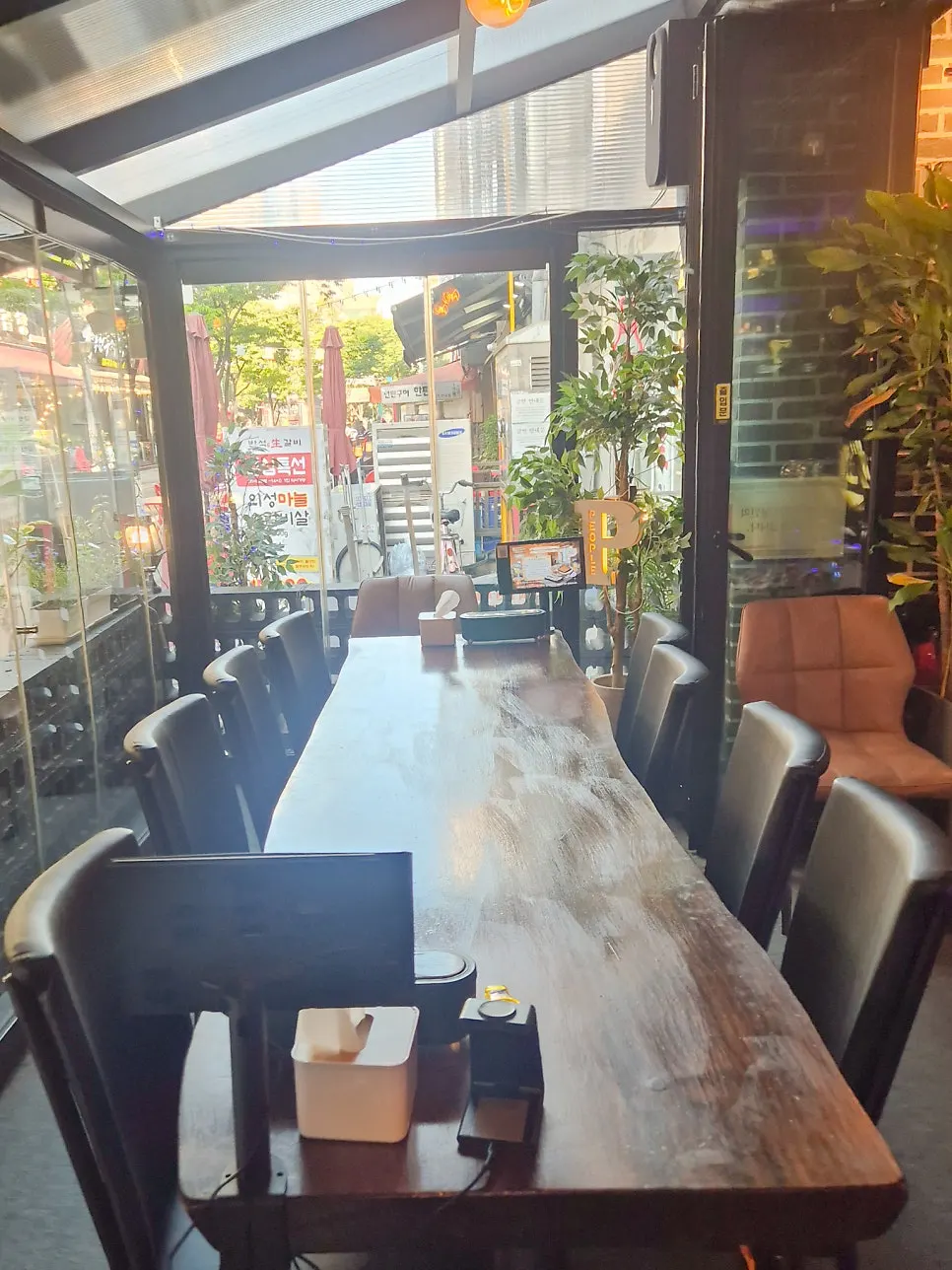 Table seating atmosphere at People & Peoples