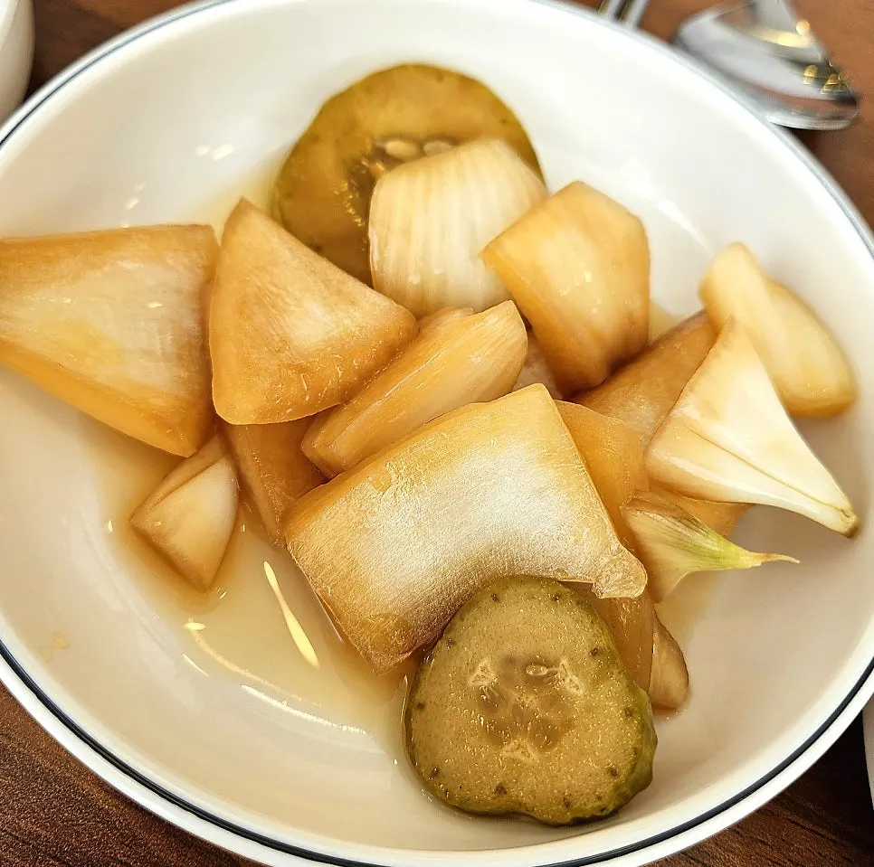 새콤하게 익은 깍두기 접시