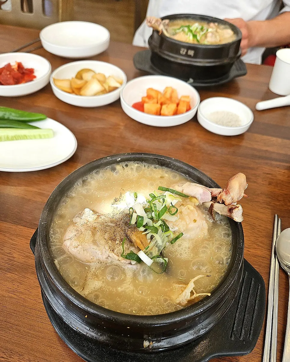 보글보글 끓는 채로 나온 한방녹두삼계탕