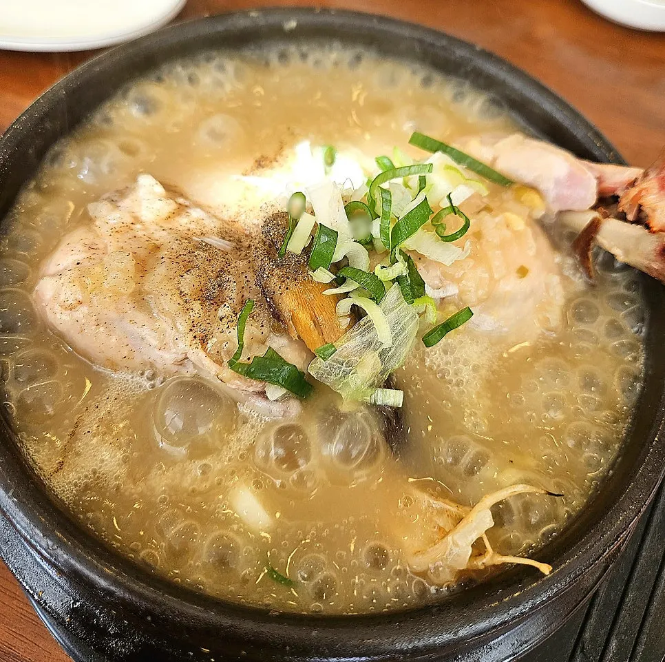 뚝배기 밖으로 나온 닭다리