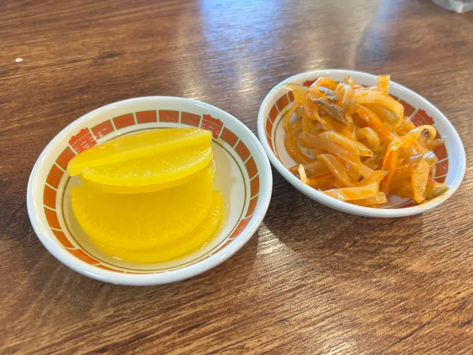 밥과 반찬이 놓인 셀프코너