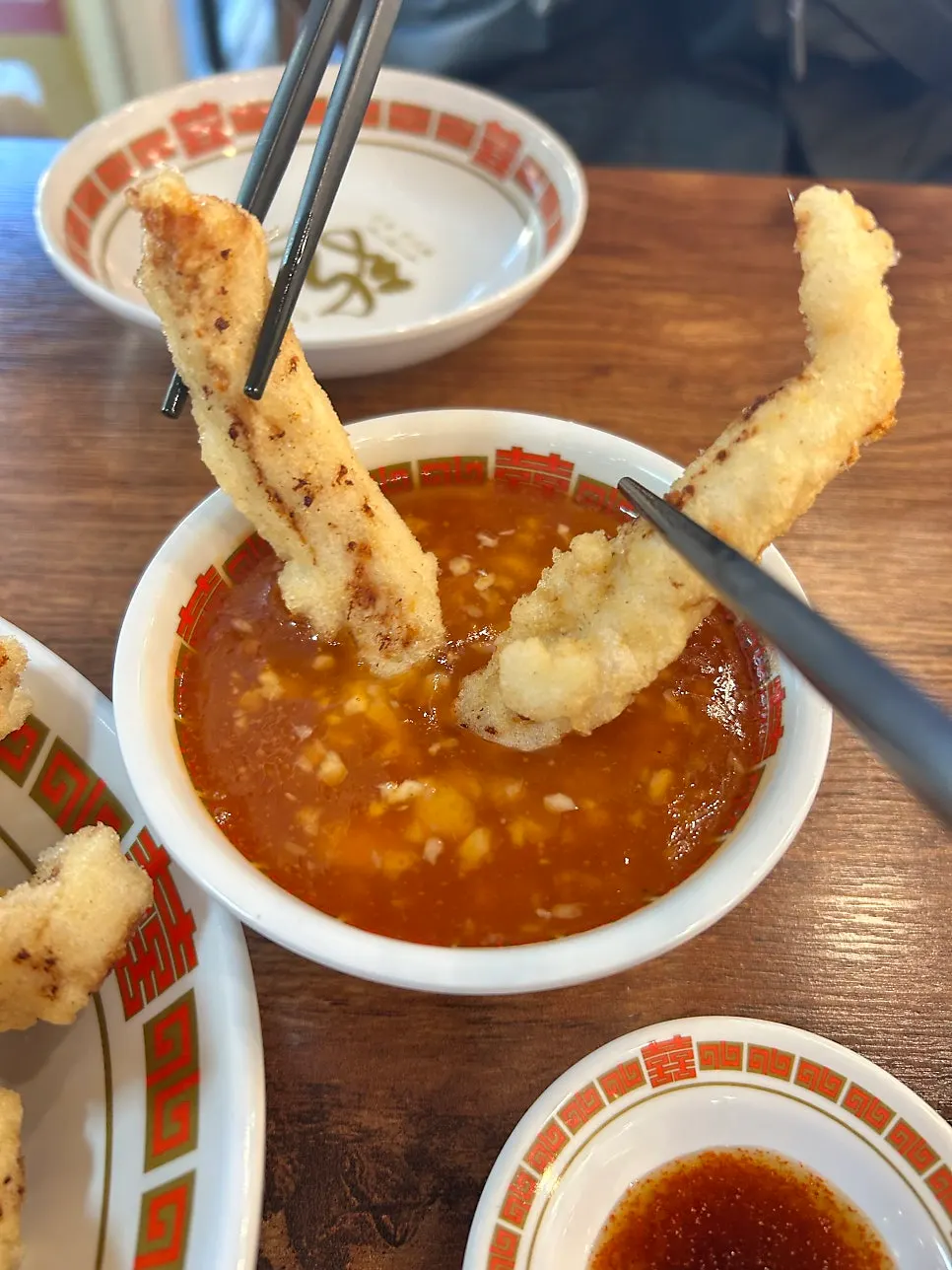 소스에 찍은 마늘탕수육 한 조각