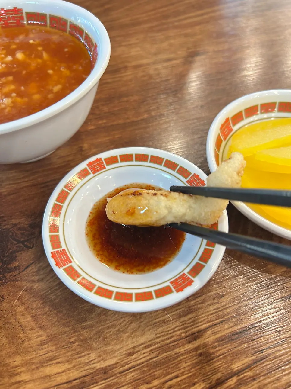 탕수육과 짜장면, 짬뽕이 함께 놓인 한상