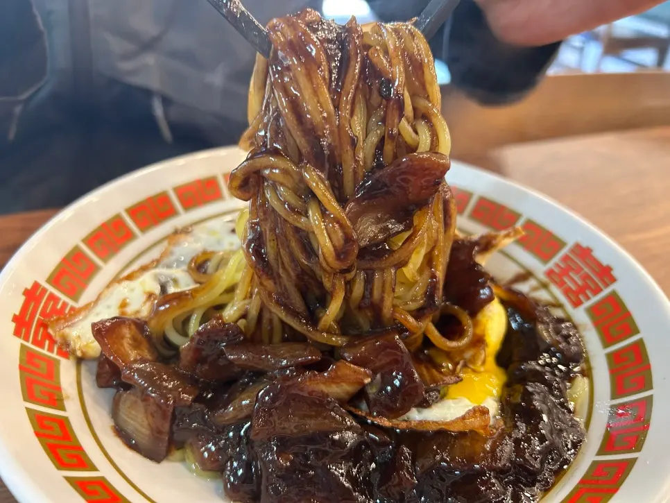 비벼낸 짜장면 면발
