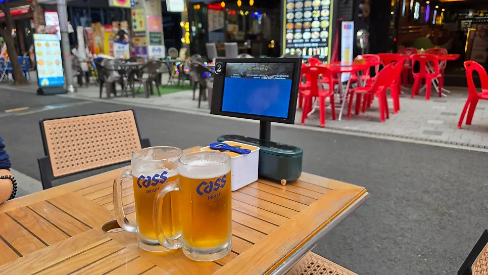 야장 자리에 놓인 시원한 생맥주
