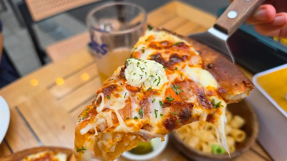 둘이서 비운 피자 접시