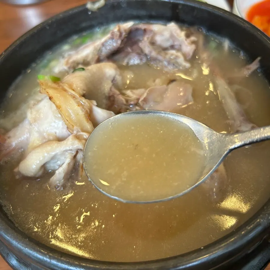 Lacquer chicken soup with rich broth