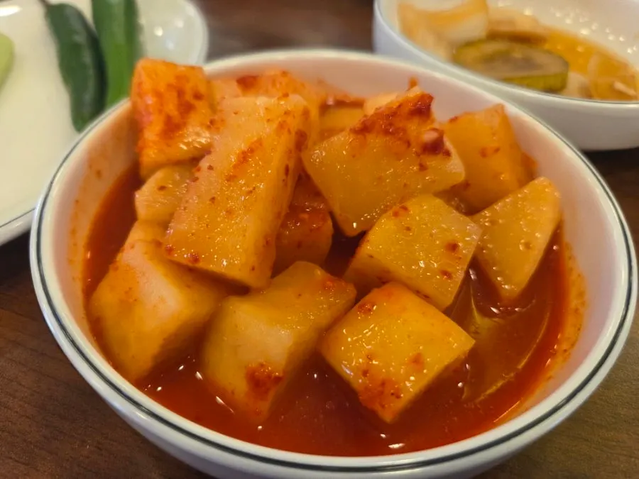 녹두가 든 진한 삼계탕 국물