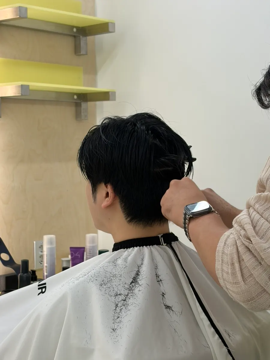 Men's scissor-cut service in progress