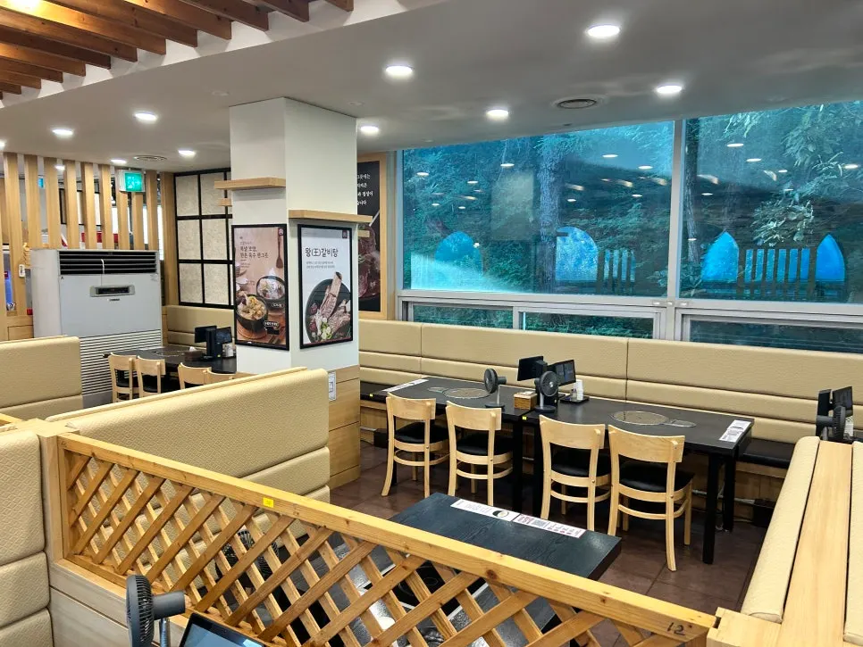 Spacious, pleasant Hanchon Seolleongtang dining room
