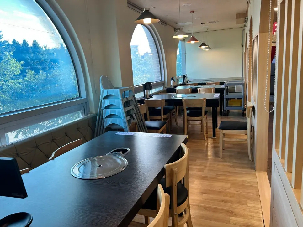 Spacious, pleasant Hanchon Seolleongtang dining room