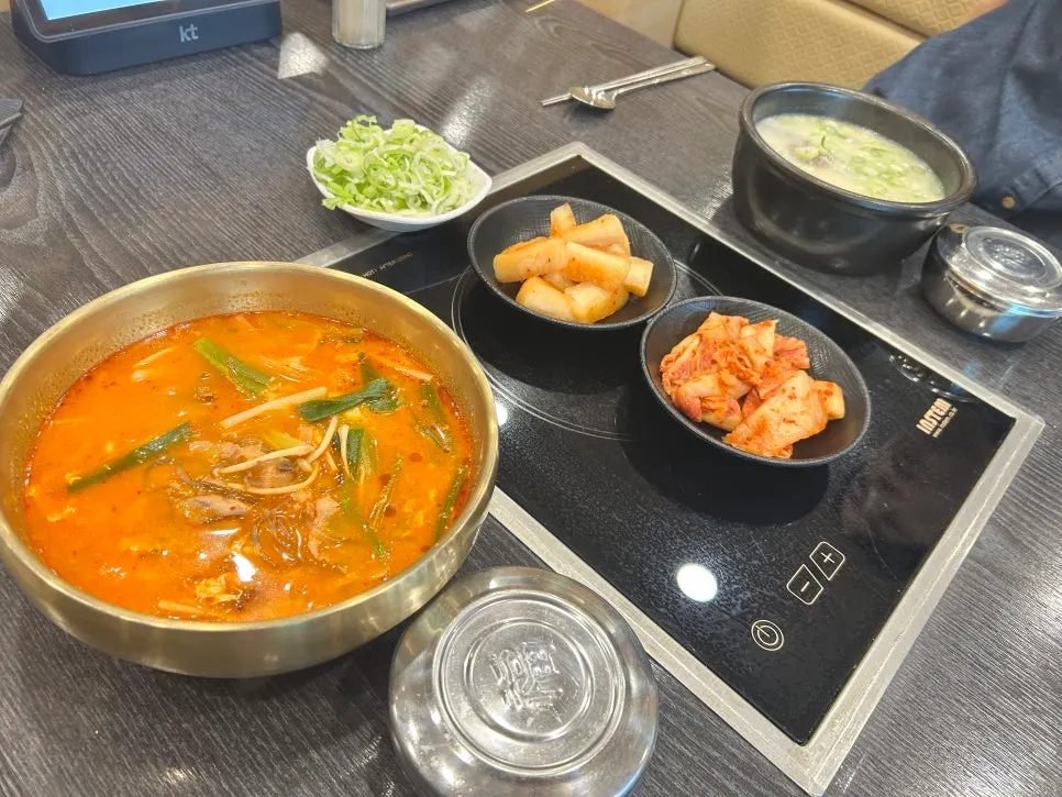 Nicely ripened kimchi served with seolleongtang
