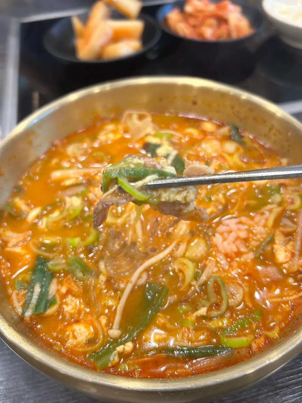 Seolleongtang served with rice and kimchi