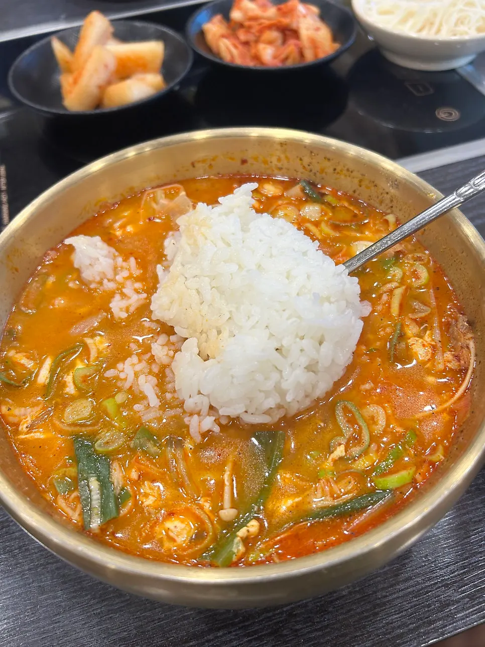 Seolleongtang served with rice and kimchi