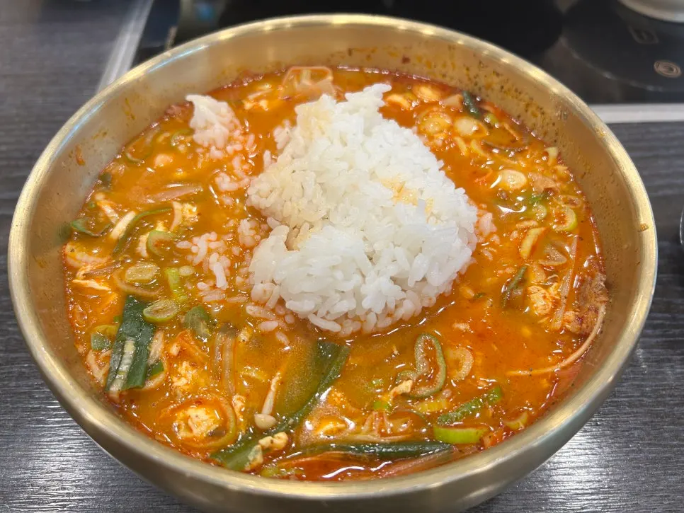 Seolleongtang with white rice mixed into it