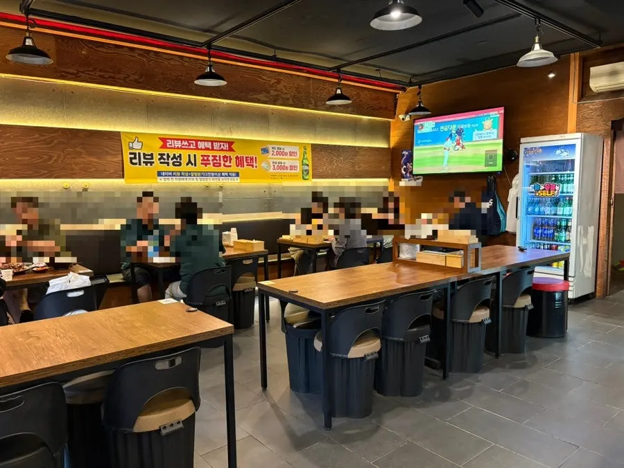 Spacious dining hall with 2-4 person tables