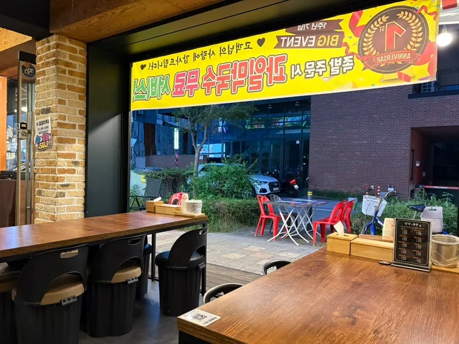 Outdoor tent seating at Kkalkkali Jokbal Bucheon Branch