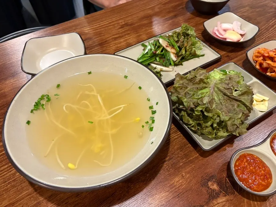 Side dishes served with the half-and-half jokbal