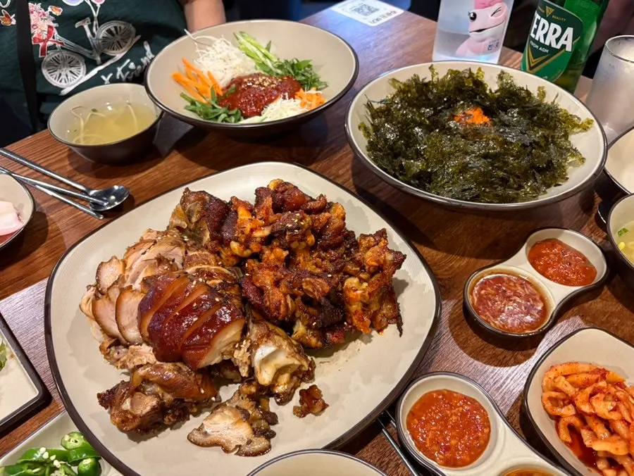 Close-up of the original jokbal plate