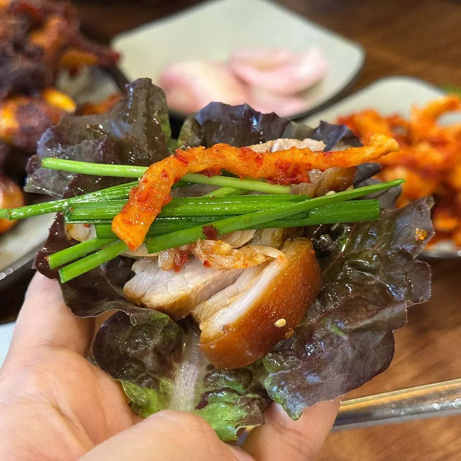 Jokbal picked up with chopsticks