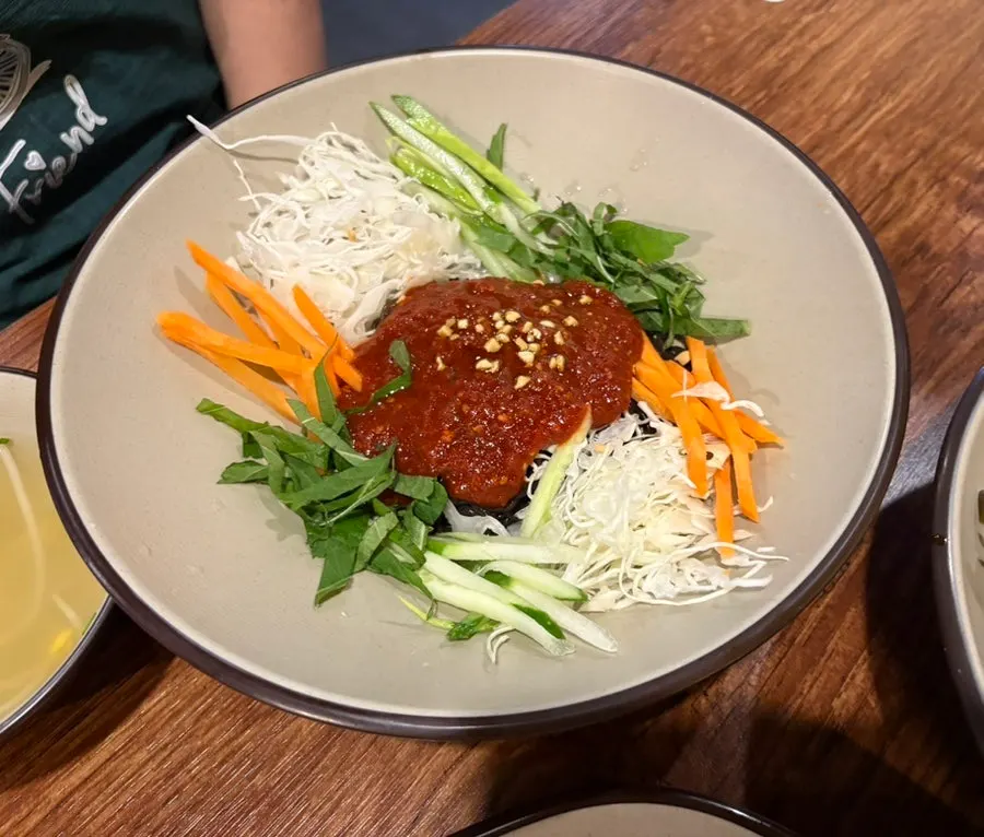 Half-and-half spread of original and fire jokbal