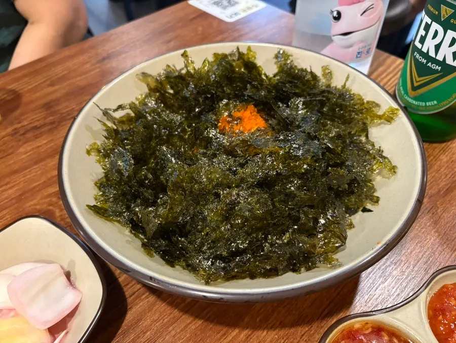 Eating jokbal topped with makguksu noodles