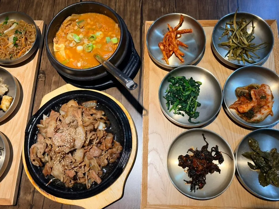 김명주뜰안채밥상 방문 장면