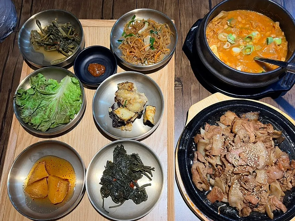 반찬과 메인이 차려진 한상