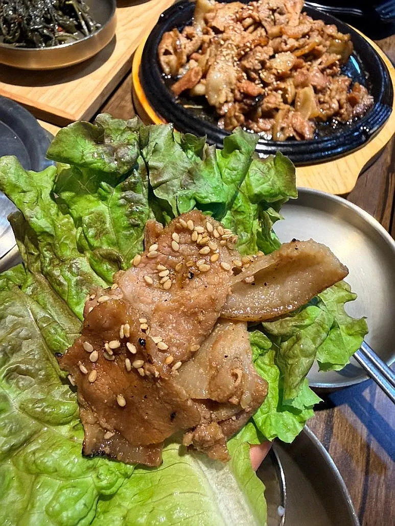 밥과 함께 먹는 숯불돼지구이
