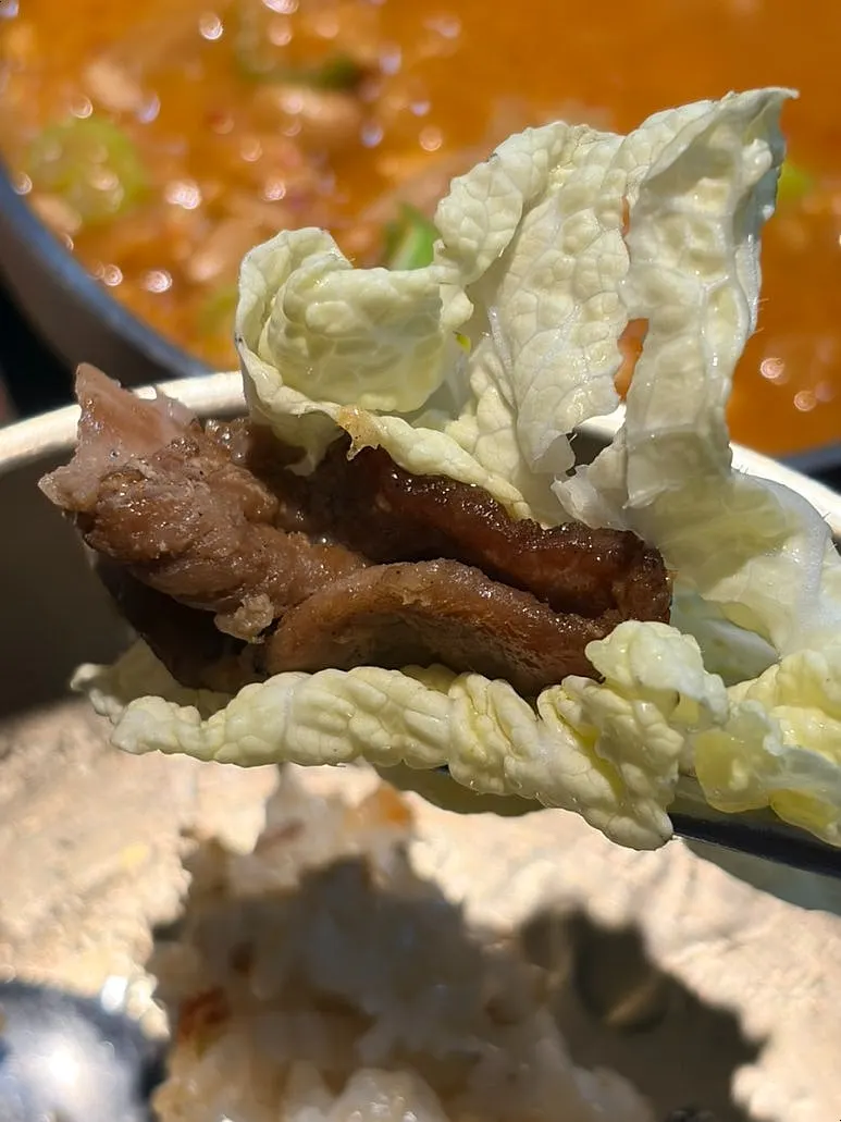 채소에 싸 먹는 숯불돼지구이
