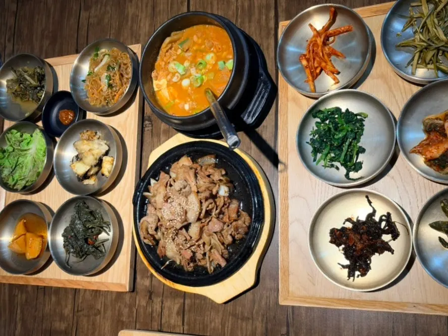 가족 식사에 어울리는 매장 모습