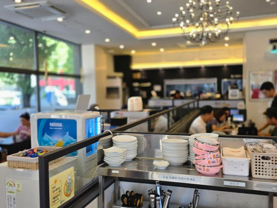 Interior dining hall at Jjambbong Jijon Bucheon Jung-dong Branch