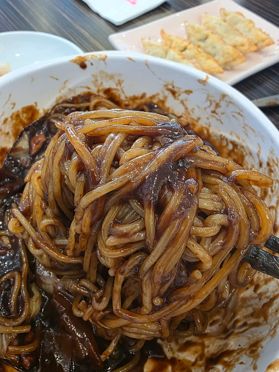 Lifting up toppings from the jjamppong