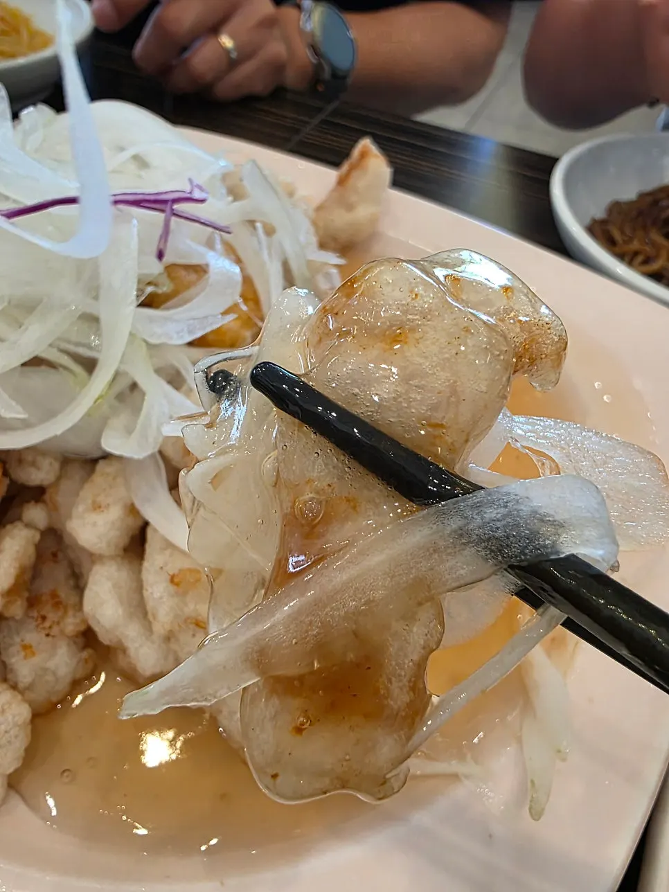 Table with jjajangmyeon and jjamppong side by side