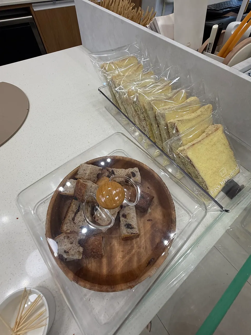 소보로밤찰떡생식빵과 함께 놓인 테이블