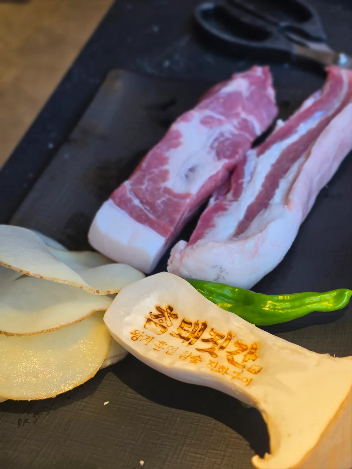 참돼짓간 부천신중동점 흑돼지 구이 세로 사진