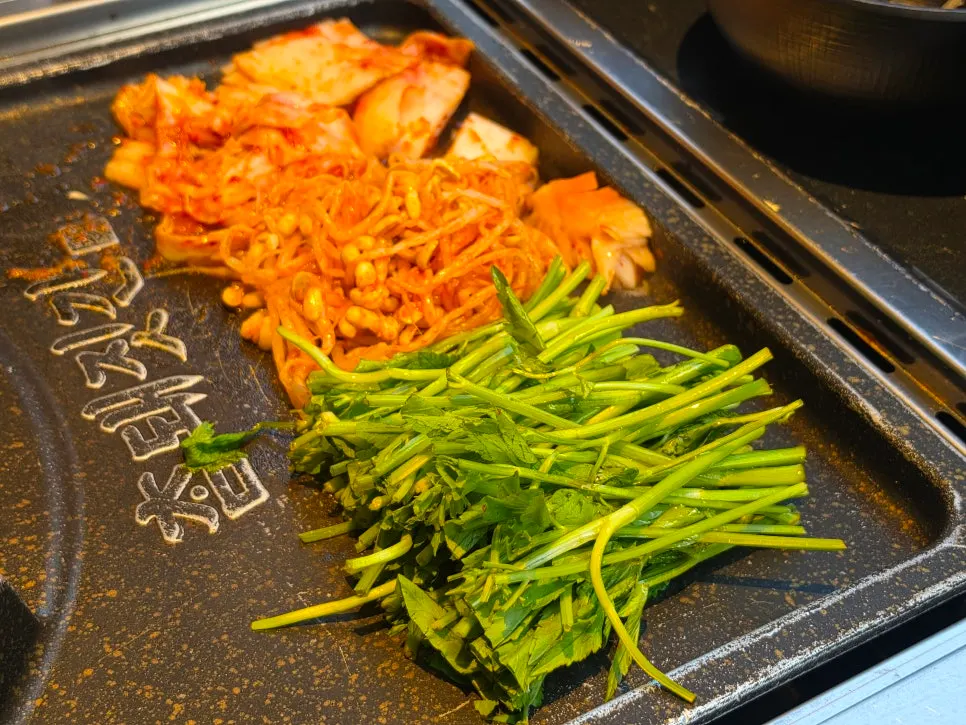 불판 세팅과 밑반찬, 소스 접시