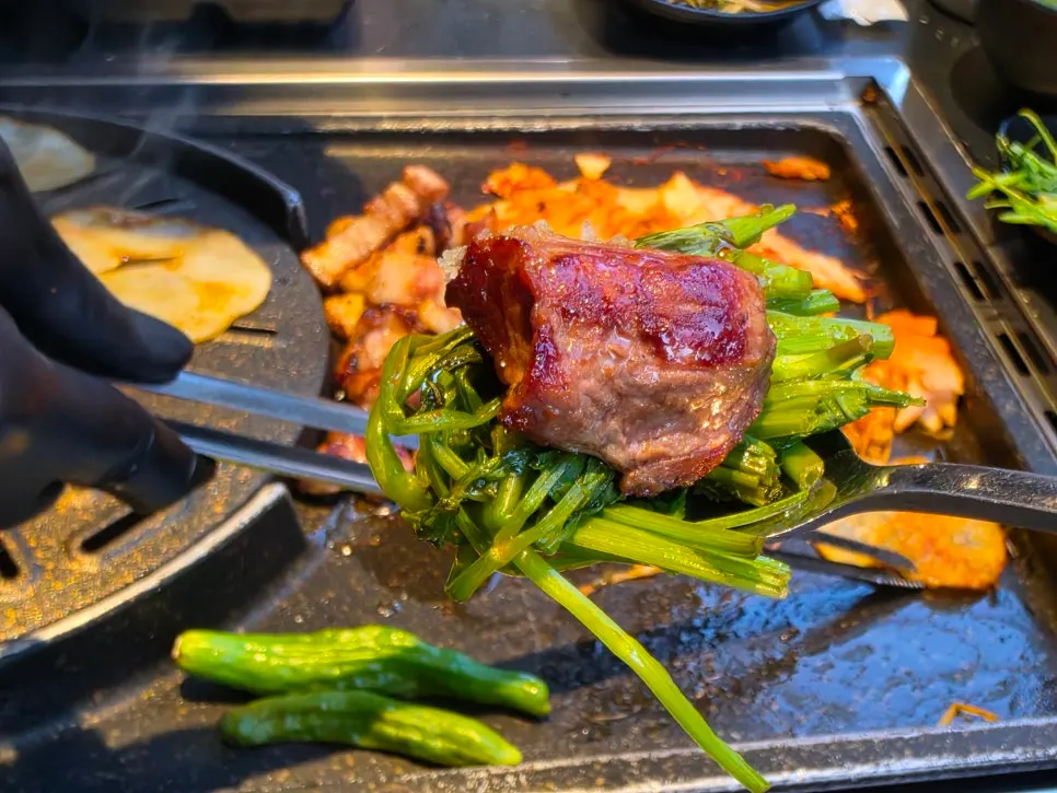 구운 흑돼지 목살과 미나리 조합