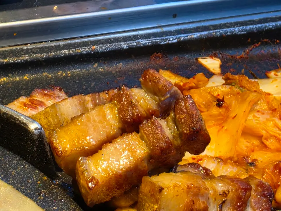 바삭하게 구운 지리산 흑돼지 오겹살