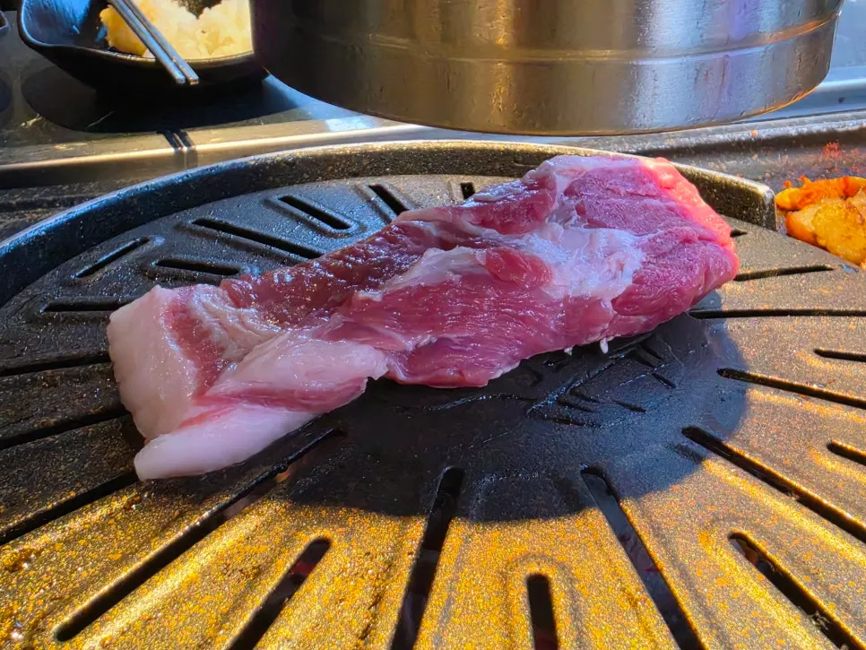 감자쌈과 된장찌개를 곁들인 고기 한 상