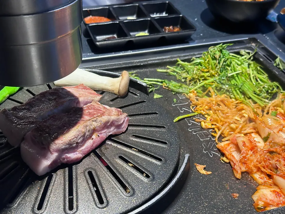 Black pork neck grilling with side vegetables