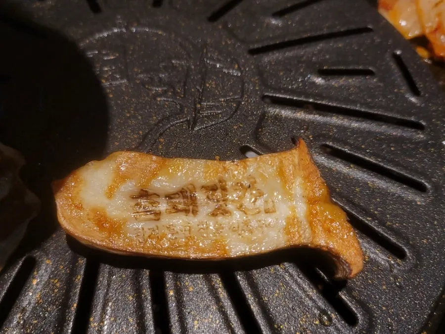 Golden grilled thin potato slices with pork belly