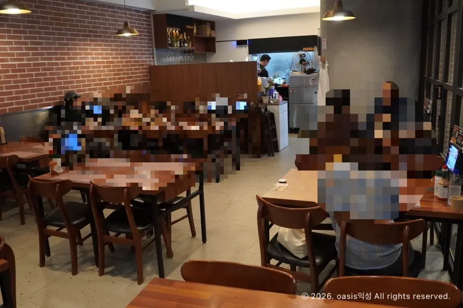 피앤칙 넓은 홀 테이블 좌석
