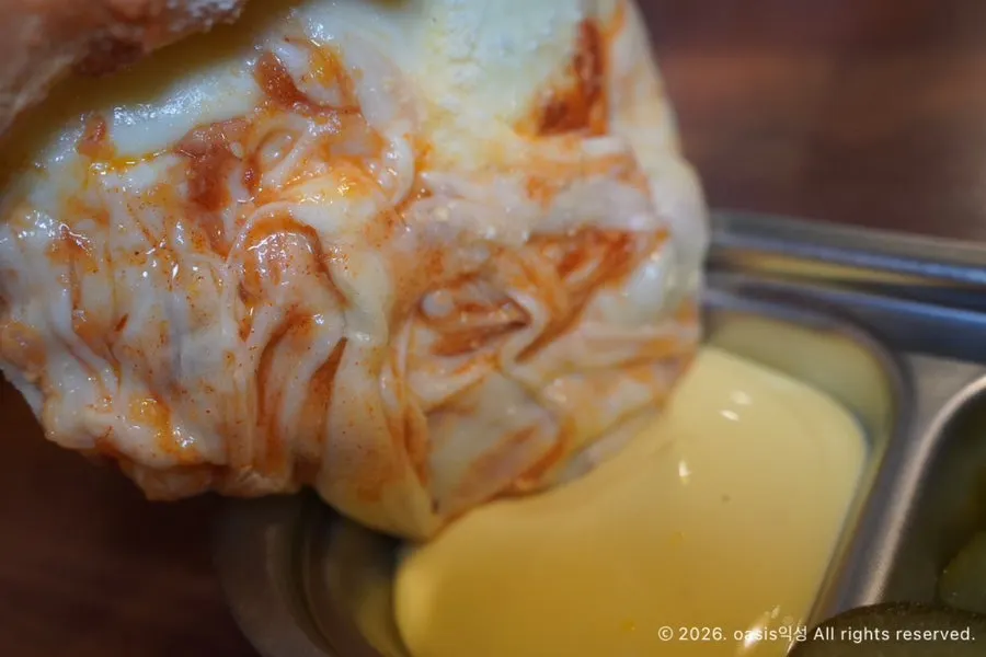 시카고피자 단면의 두툼한 치즈층