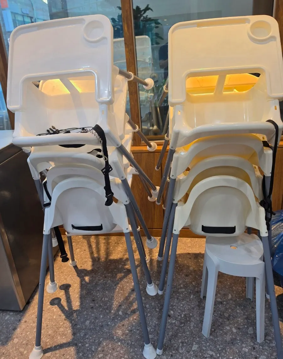 아기의자와 셀프 코너가 있는 매장