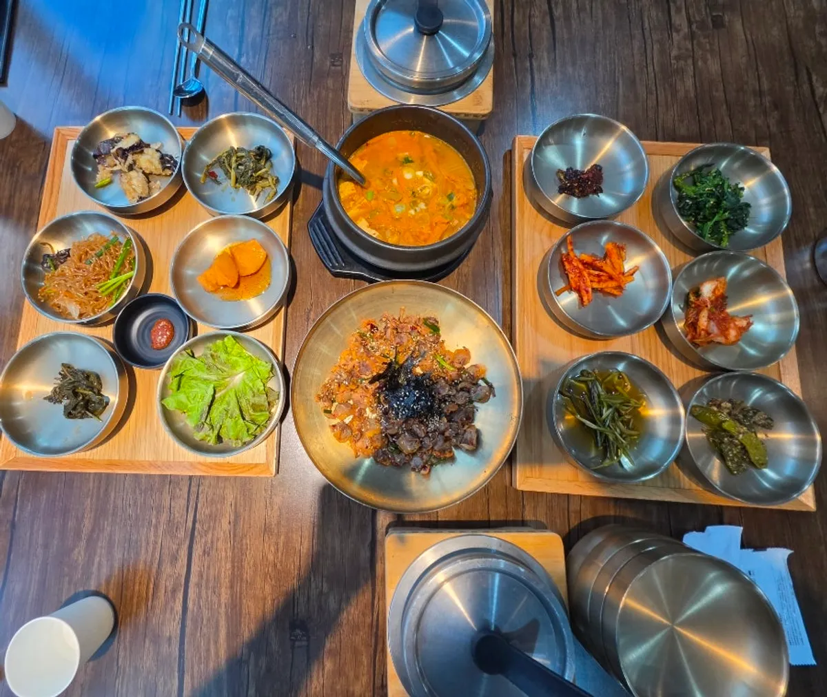 뜰안채정식 한 상과 여러 반찬