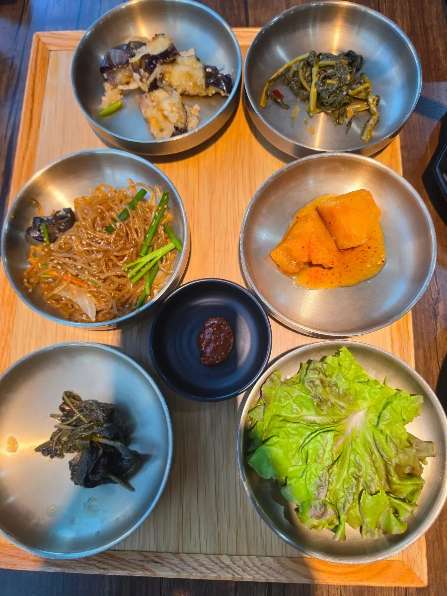 한 상에 차려진 정갈한 반찬
