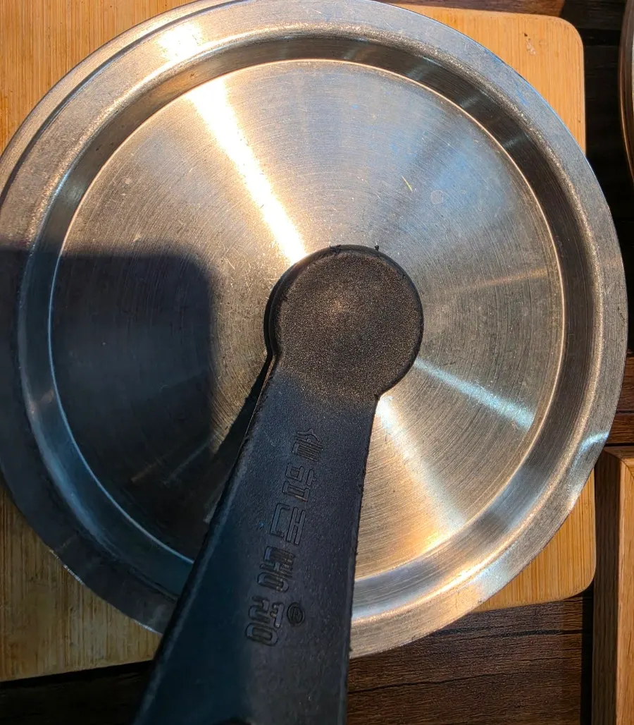 황미밥 위에 올린 꼬막무침